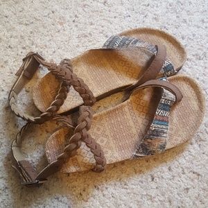 NWOT Muk Luks Zara Sandals
